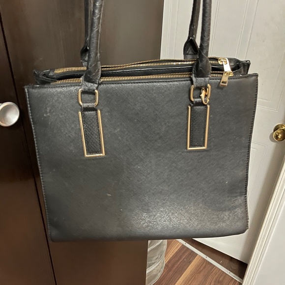 Black purse with gold - Picture 1 of 3